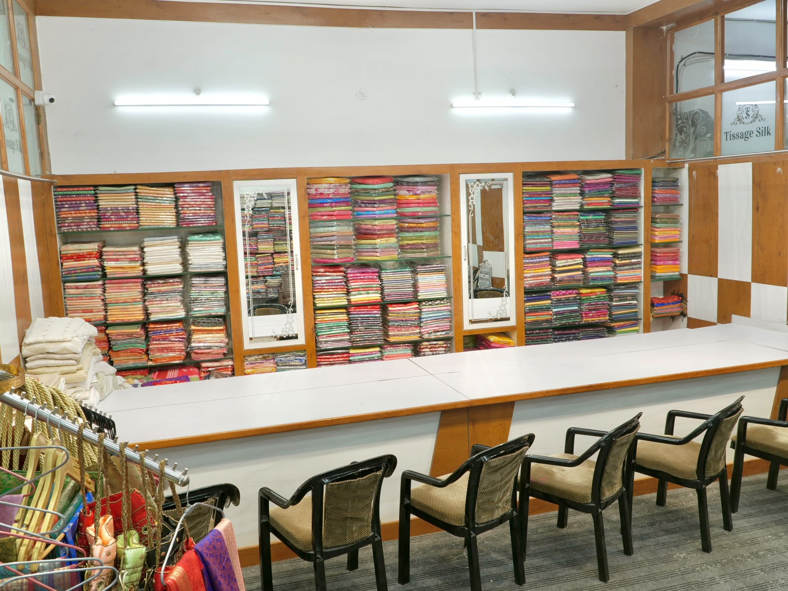 Where to Buy Authentic Banarasi Sarees in Varanasi: Showrooms vs Local Markets