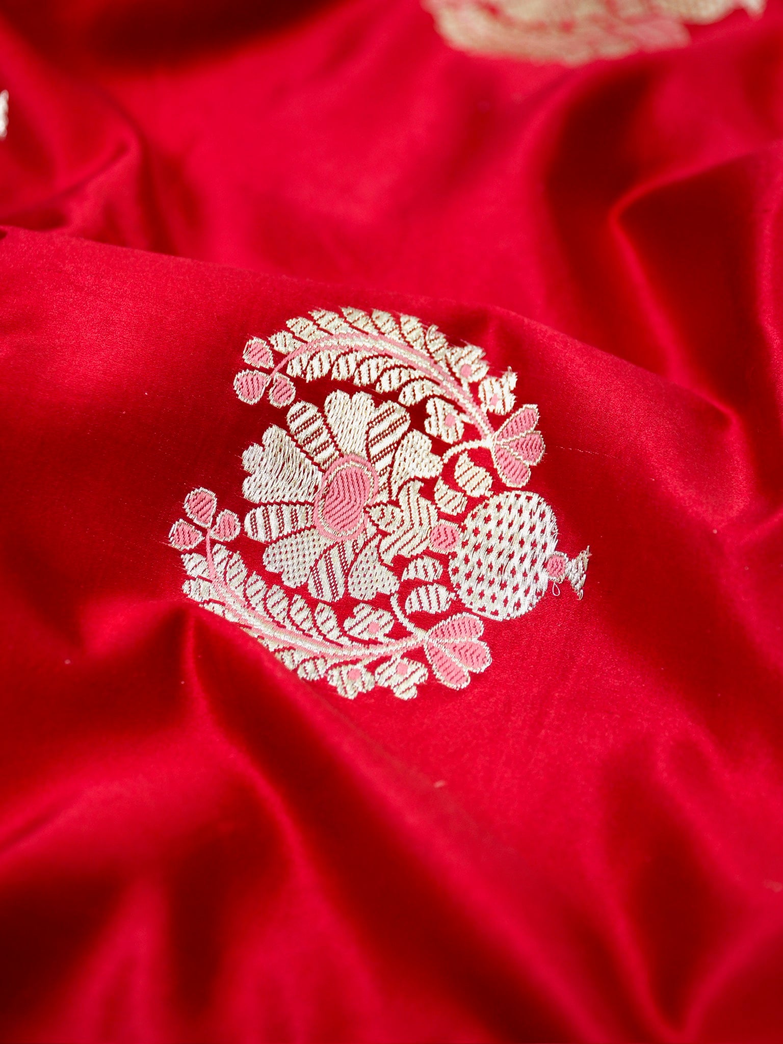 Banarasi Pure Mushru Handloom Kadhuwa Buta Fabric with Meenakari