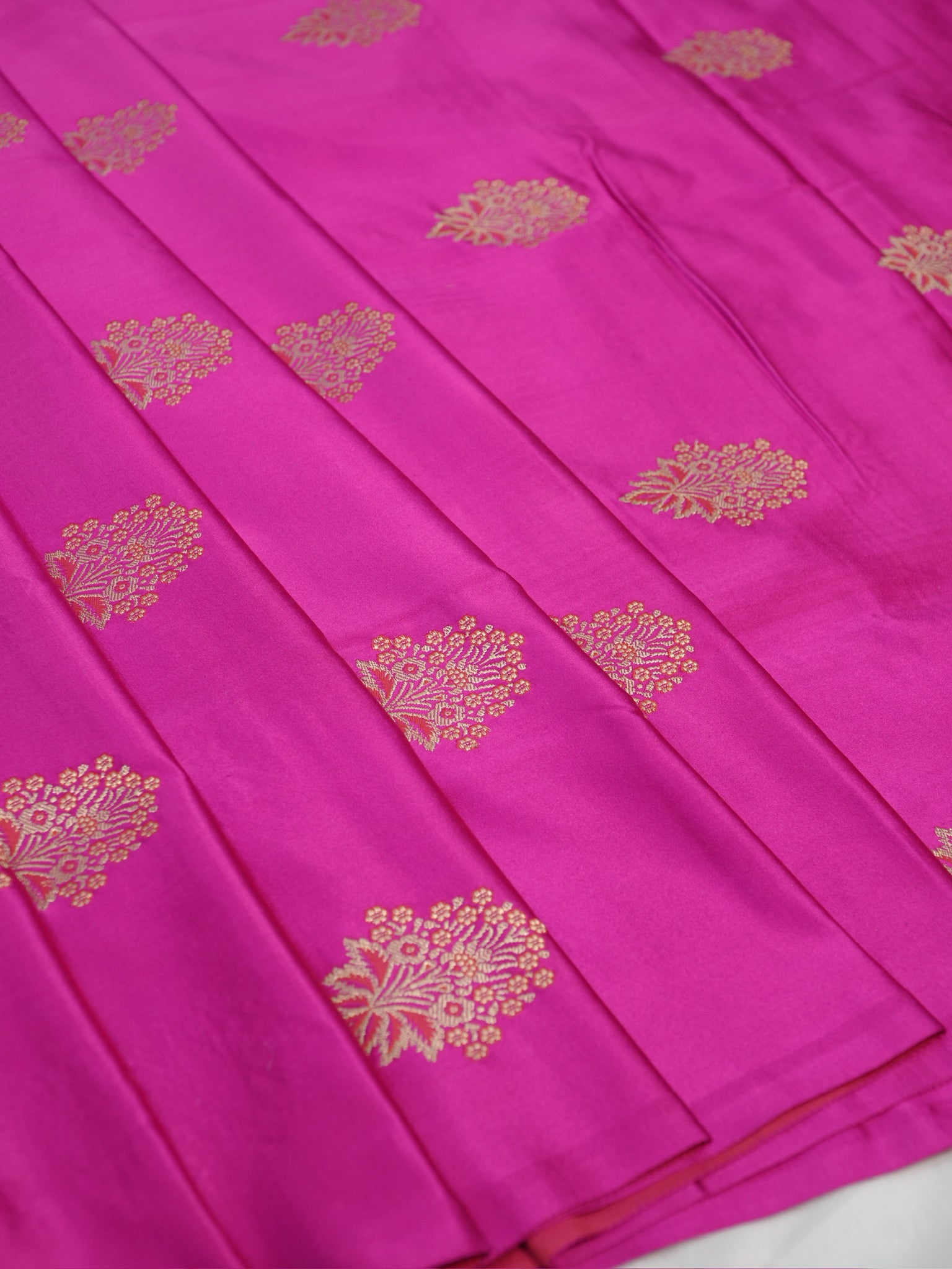 Banarasi Pure Mushru Handloom Kadhuwa Buta Fabric with Meenakari